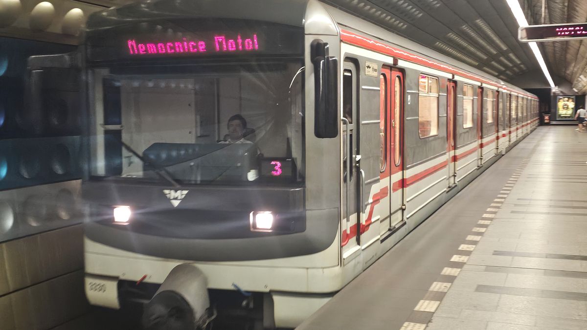 Metro v Praze pojede i bez strojvedoucích, nabídne průchozí vozy a méně reklamy